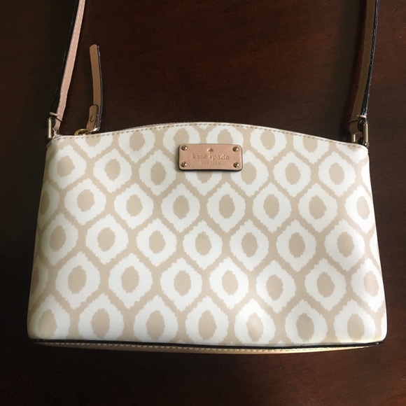 kate spade Handbags - NWOT Kate Spade Beige & Cream Crossbody Purse